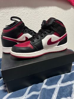 Jordan Air Jordan 1 Mid (GS) Boys 4Y Black Red White Basketball Sneakers