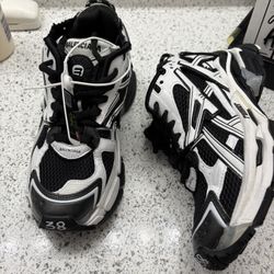 balenciaga Black & White  runners size 8 New (38)