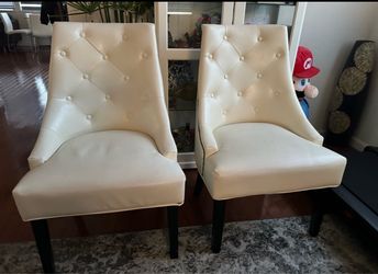 Set of 2 White Faux Leather Tufted Accent Chairs