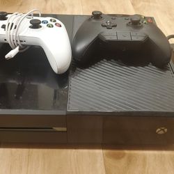 Xbox One 500GB, 2 Controllers