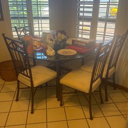 Kitchen table 4 Chairs 