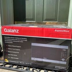 NEW In box large microwave oven 