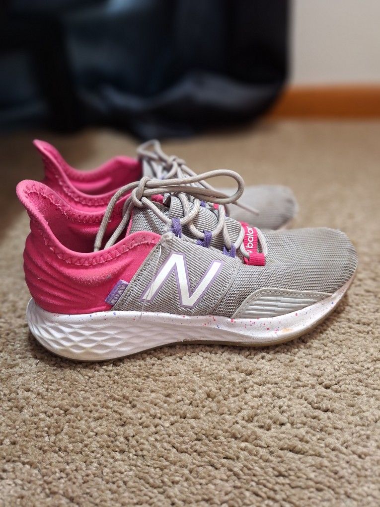 NEW BALANCE Fresh Foam Roav V1 Gray Pink Athletic Sneakers Youth Girls Sz 2
