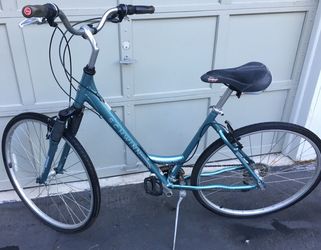 schwinn voyageur ladies bike