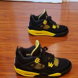 Nike Air Jordan 4 Retro Thunder boys size 7y