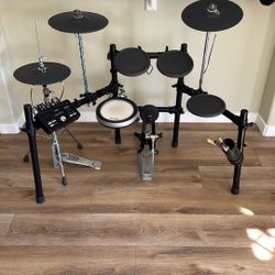 Yamaha DTX 502 electronic drums set