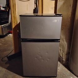 Artic King  Mini Refrigerator 