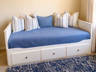 White daybed with pull-out trundle