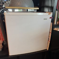Mini Fridge  Kenmore 