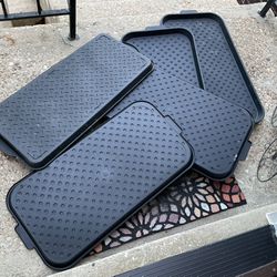 Five Dogs Kennel Trays, In Very Good Conditions (NO SHIPPING)