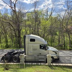 Volvo VNL Semi Truck Clean Title 2015