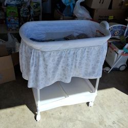Delta Bassinet And Fitted Sheets