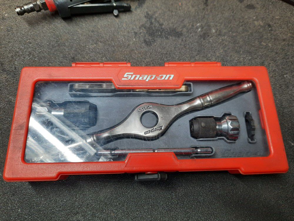 Snap on tap and die drive tool set