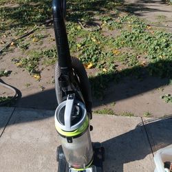 !! Vacuum Bissell Swivel Bagless