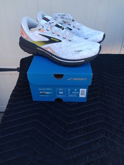Mens Brooks size 10