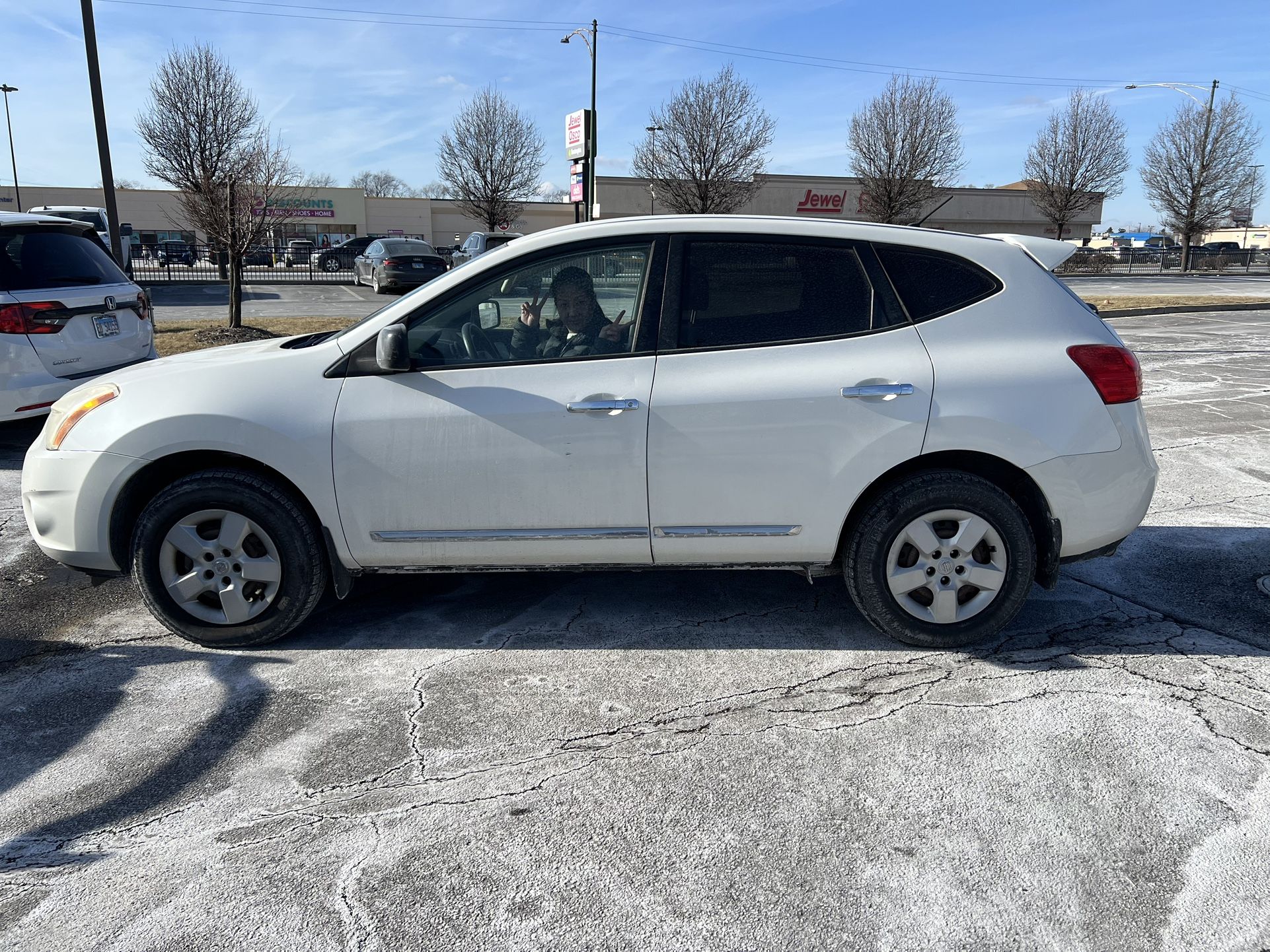 Nissan Rouge 2012 AWD (white)