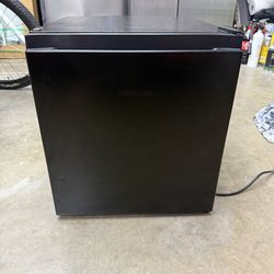 Hisense Mini Fridge 1.7 Cu Ft Black – Works Great