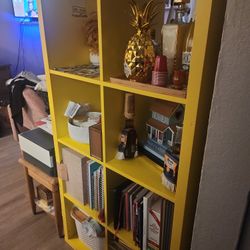 Un Librero O Lo Que Guste Usted Usar .Un Amarillo BONITO, En Buenas Condiciones.