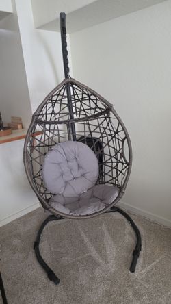 Egg-shaped swing