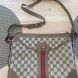 vintage Gucci Crossbody Bag / over the shoulder putse / handbag The item does have signs of wear, but is an overall good condition especially for bein