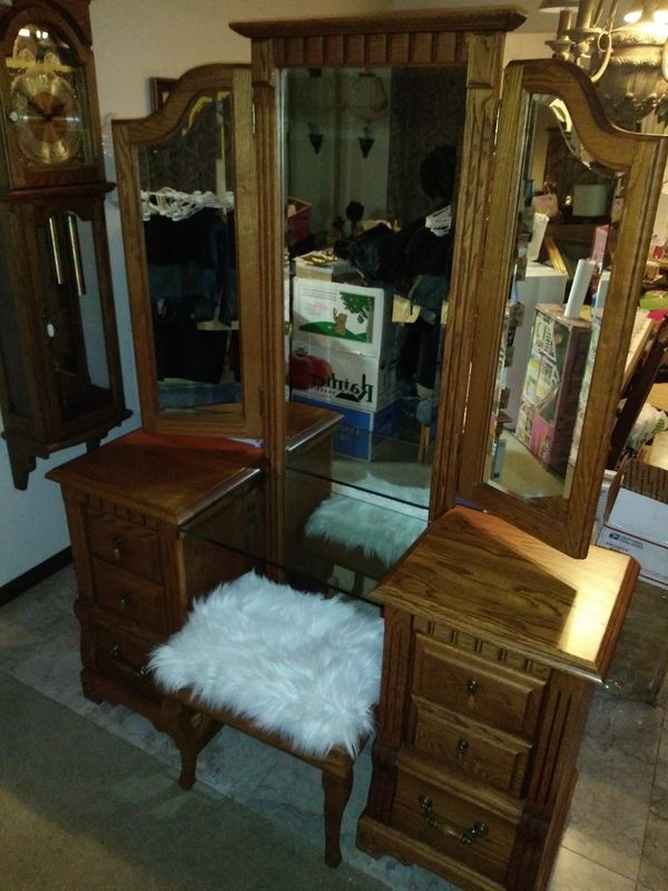 Oakwood Interiors "Orleans" vanity dressor for Sale in Oak Grove, MN