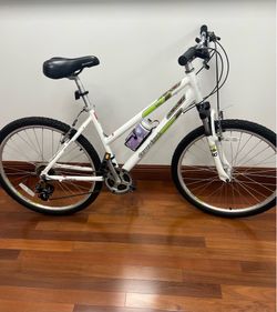 Diamondback Lustre 2 Women’s Mountain Bike – 26” – Excellent Condition