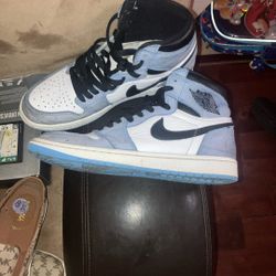 This is aNike Air Jordan 1 Retro High OG "University Blue" sneakers. 