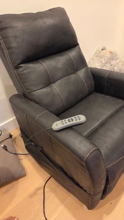Like new Powerlift recliner
