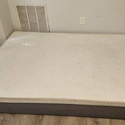 ✨ Queen-Size Bed for Sale – Great Deal! ✨
