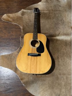 Guitarra y silla porta guitarras
