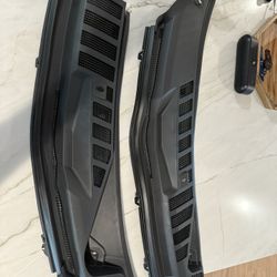 17-22 F250/350/450/550 Windshield wiper cover panel 