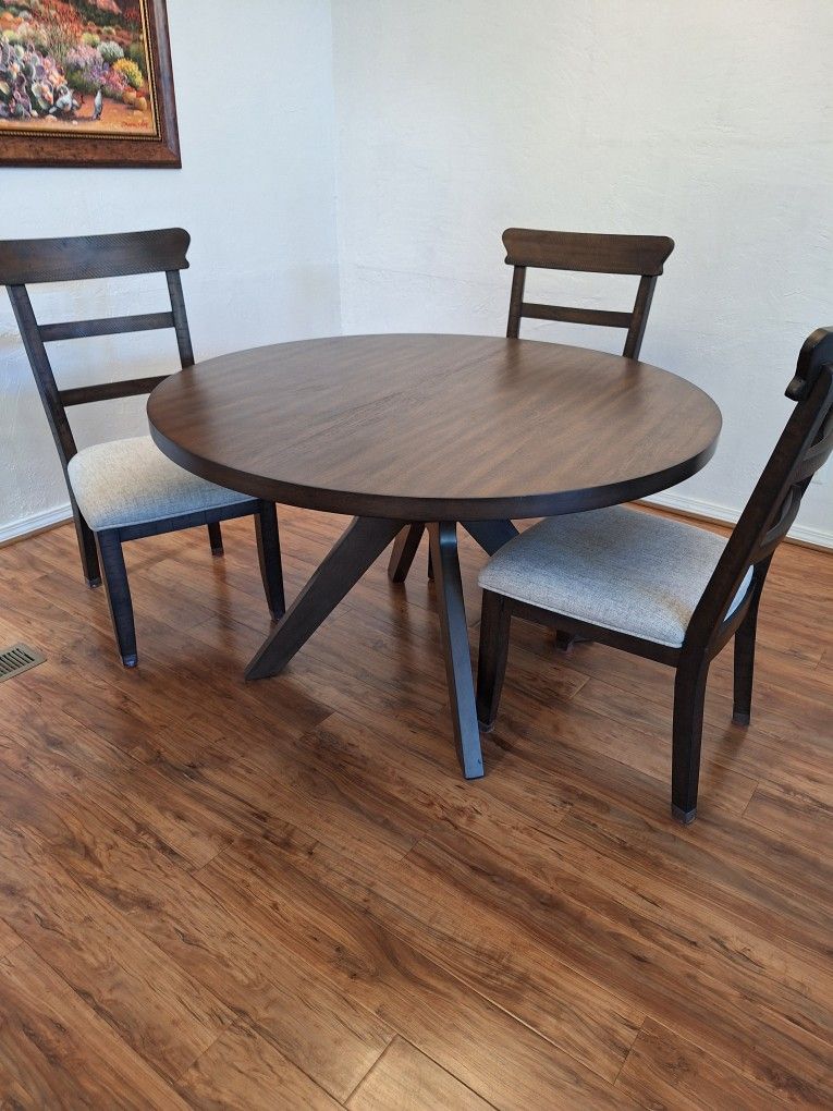 New Dining Table With 4 Cushion Chairs
