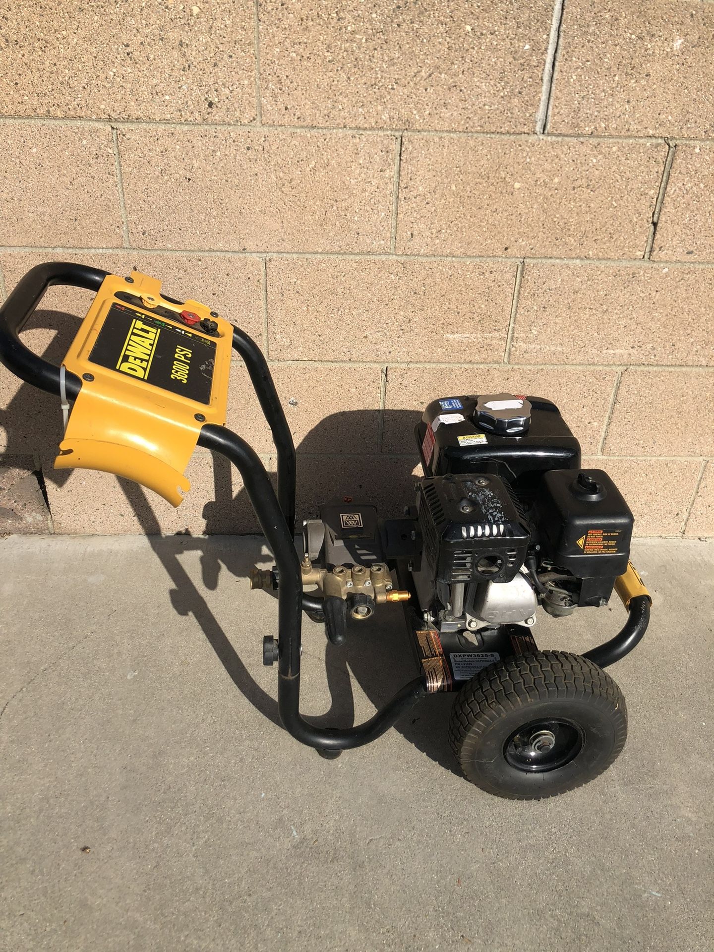 DeWalt 3600 PSI 2.5 GPM Cold Water Gas Professional Pressure Washer with HONDA GX200 Engine