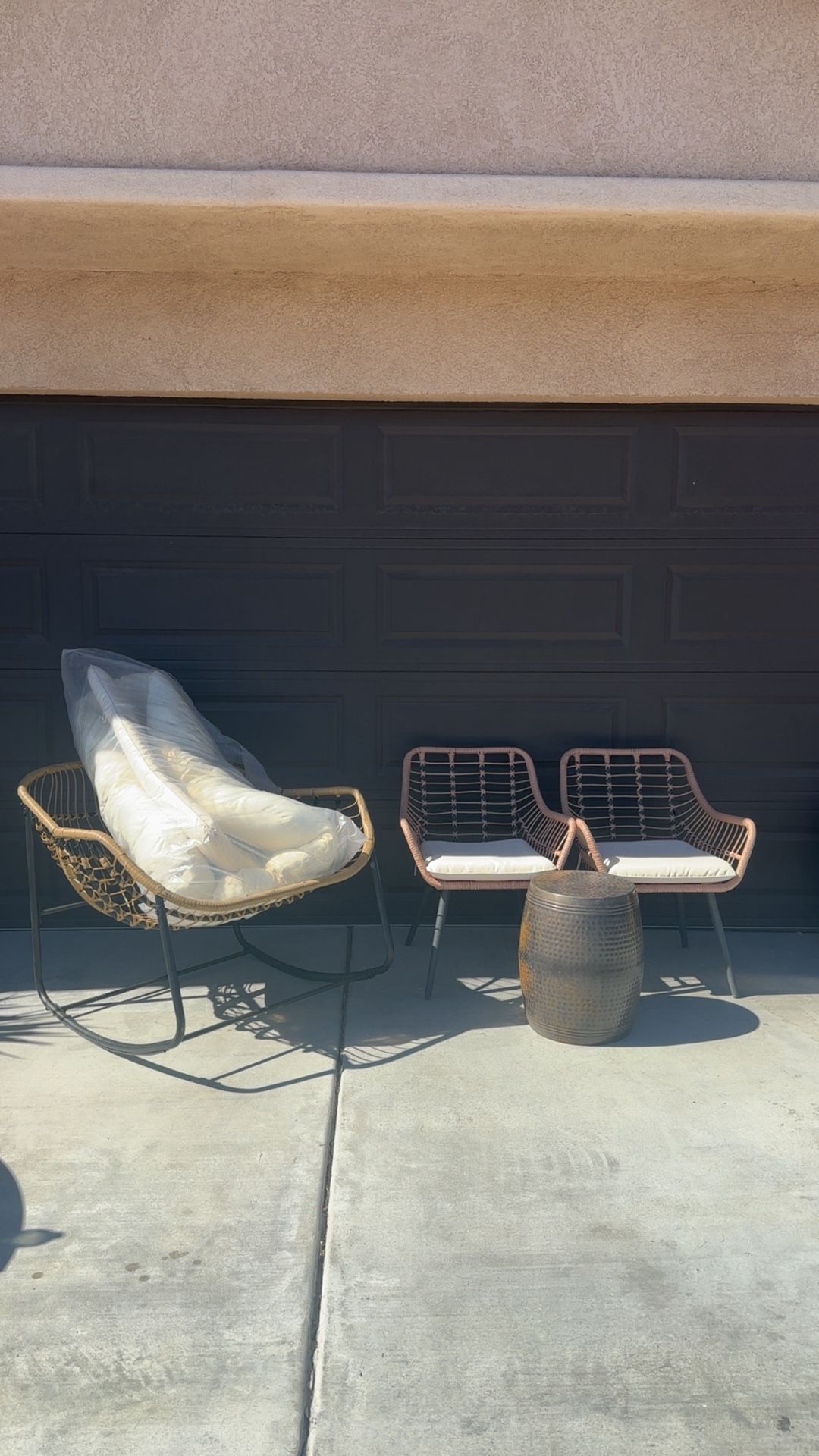 Rocking Chair With 2 Chairs / Center Tabke