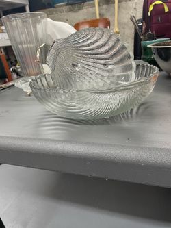 Shell shaped salad bowel with four dishes