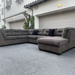 Huge Dark Grey sectional Couch Sofa From Ashley Furniture In Excellent Condition- FREE DELIVERY 🚚
