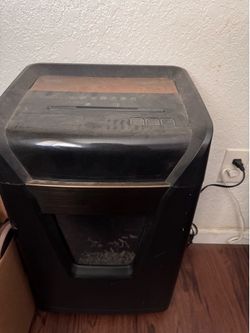 Staples paper shredder