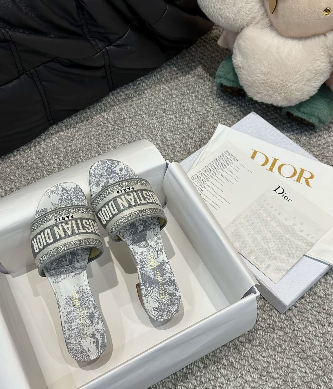 Fashionable printed slippers
