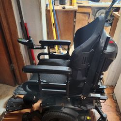 Q6 Quantum Edge3 Power Wheelchair