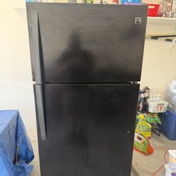 Kenmore Black Refrigerator – Clean, Works Perfect, Icemaker Ready