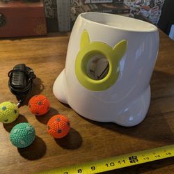 Automatic Dog Ball Thrower + 4 Balls / Charger 