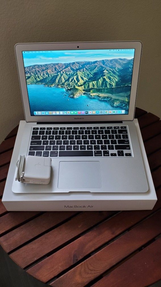 Macbook Air 2017 (13-inch, with Microsoft Office And Final Cut Pro)