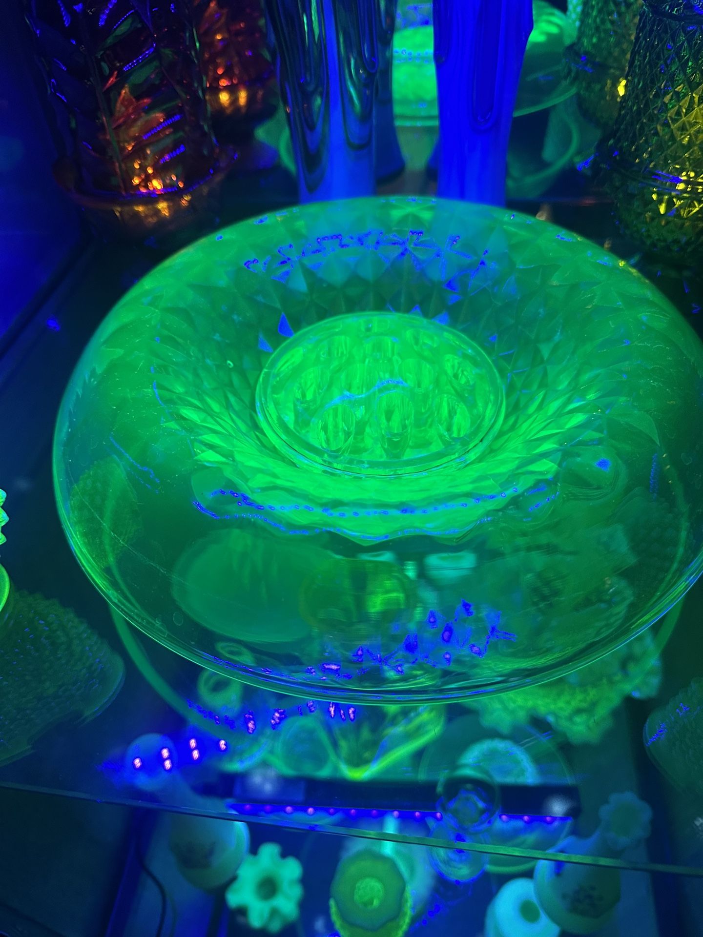 Uranium Bowl With Flower Frog