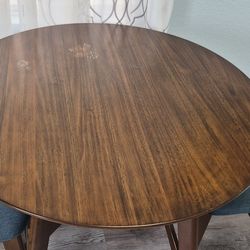 Lyncott Counter Height Dining Table and 4 Barstools