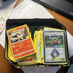 Random Pokemon cards with tin