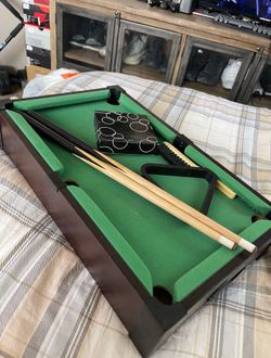 Mini pool table