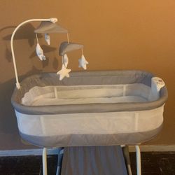 Simmons Kids’ Shooting Star Rocking Bassinet With Airflow Mesh - Platinum