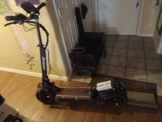 Arwibon E-Scooter q30 on/off road,2500 watt single motor 11in wheels 40+ mph!