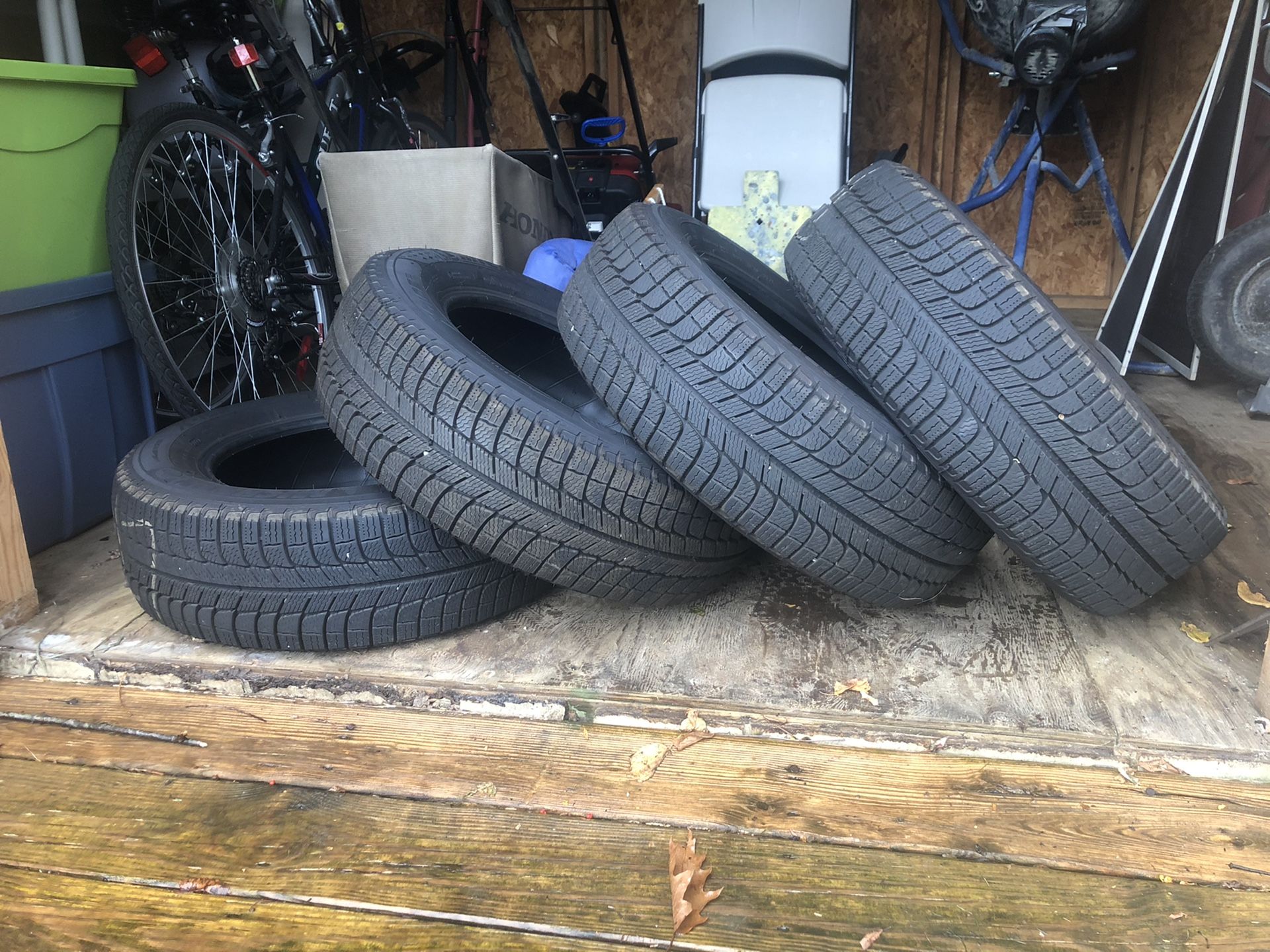 Set of 4 Michelin X-ICE XI3 215/60R16 Snow Tires