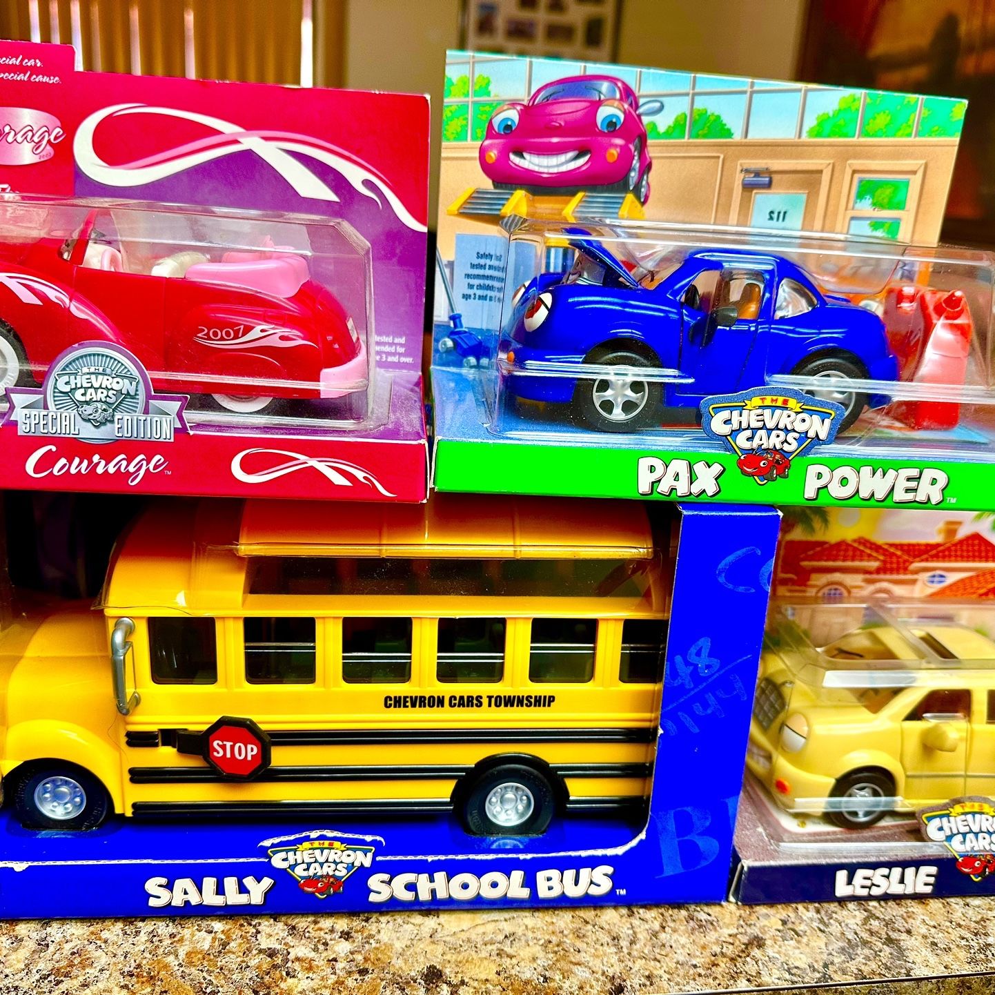 新品カーズ フェイス Sally School Bus Chevron Cars b73f4a2dcde94e0a96f73f31f25d0e